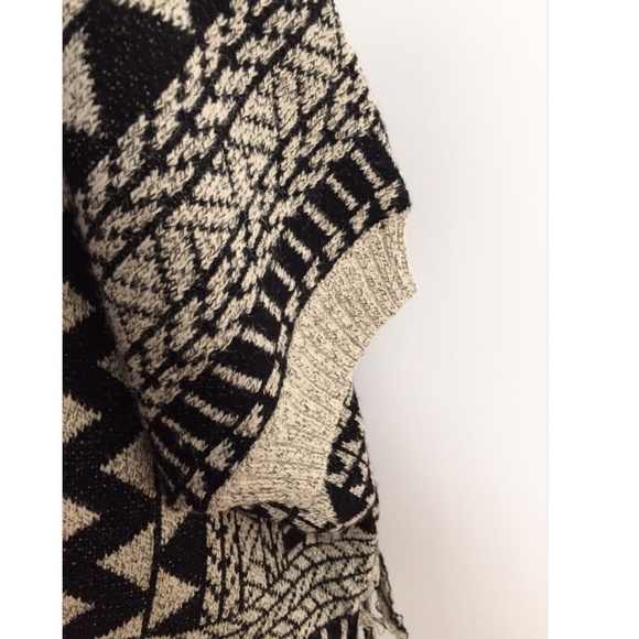 NWT Max Sport Geometric Knit Poncho Cape Fringe Open Front S/M Black Beige $250 - Picture 8 of 12